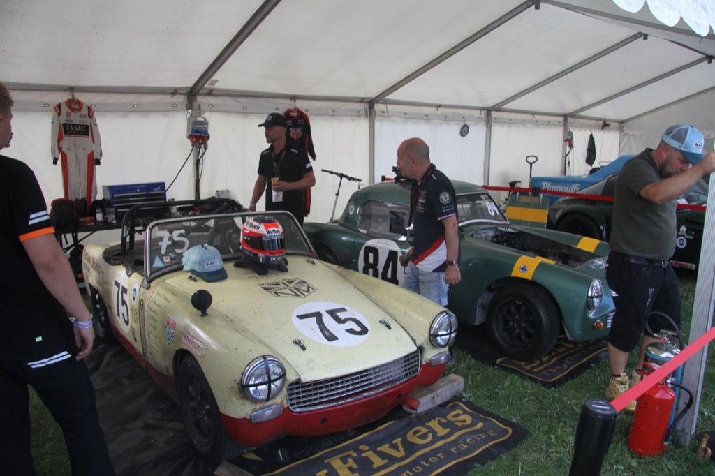 Jamen, ligner hjelmen ikke Jan Magnussens hjelm fra dengang med Formel 1. Jo – lige netop. Jan Magnussen elsker al slags racing og deltager derfor også i en historisk klasse.
(Foto: Motorsporten.dk)